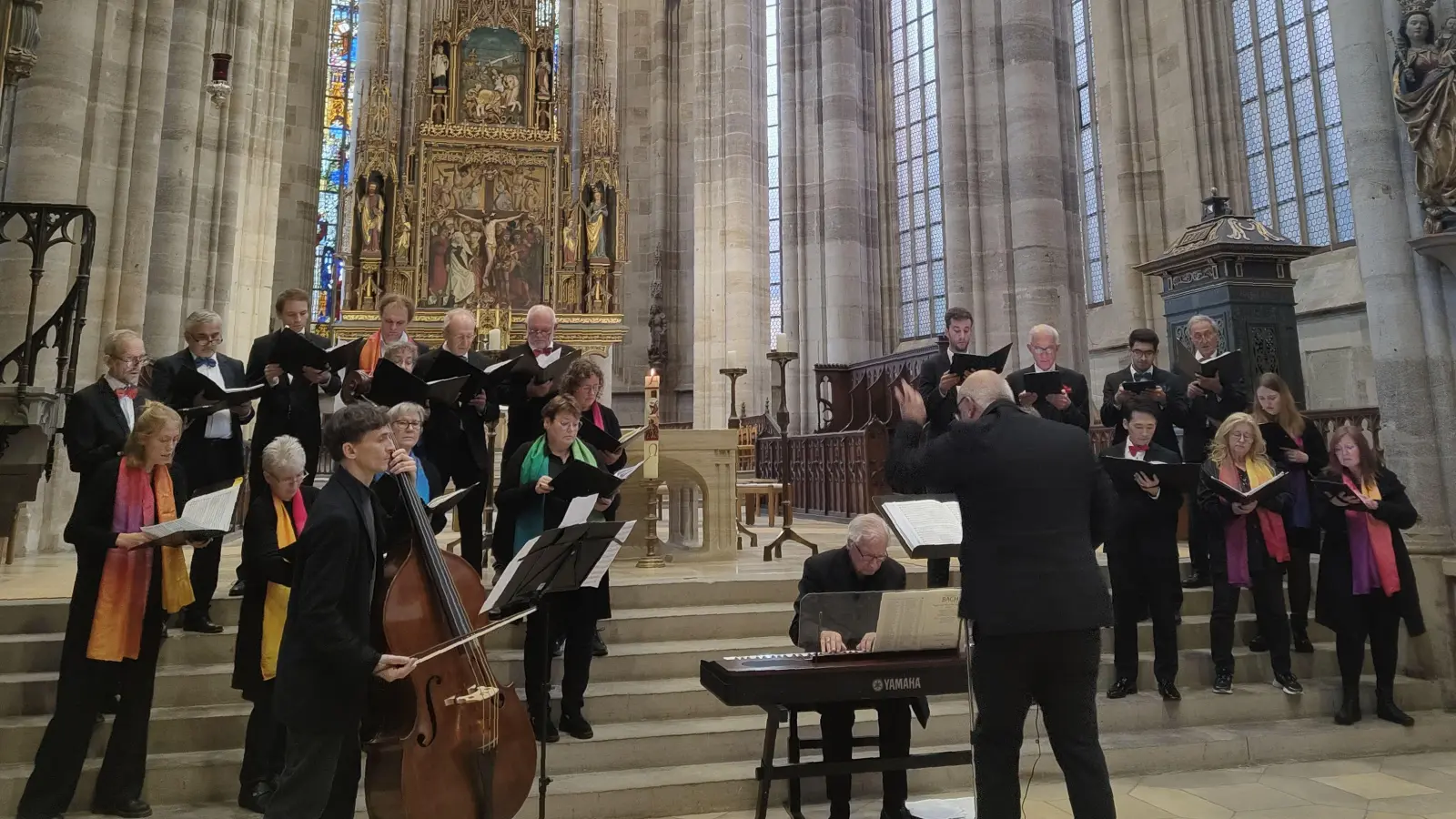Der Doppelchor der Gäste aus Erlangen überzeugte in St. Georg durch sein harmonisches Zusammenspiel. (Foto: Julia Bergmeister)