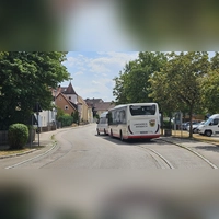 Eine Bushaltestelle am Kirchweihplatz birgt in der Maystraße in Leutershausen zusätzliches Gefahrenpotential. Nicht zuletzt deshalb fordern Anlieger seit Jahren eine Sperrung für größere Lkw. (Foto: Wolfgang Grebenhof)