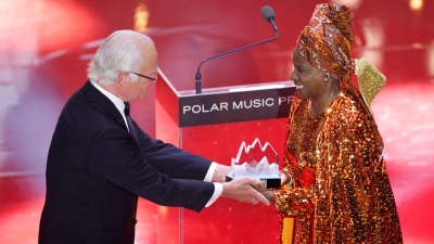 König Carl XVI. Gustaf überreicht Angélique Kidjo den Polar-Musikpreis. (Foto: Christine Olsson/TT News Agency/AP/dpa)