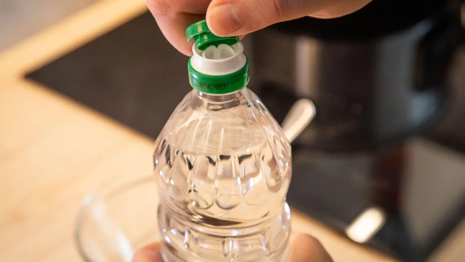 Mehr als ein Verschluss: Zieht man das Kunststoffsiegel der Flasche ab und dreht es um, kann es als Dosierhilfe dienen. (Foto: Christin Klose/dpa-tmn)