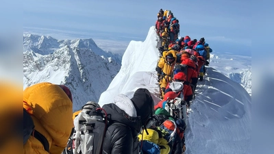 Bergsteiger und Bergführer stehen am 21. Mai zwischen dem Südgipfel und der Hillary-Stufe des Mount Everest im Stau. (Foto: Narendra Shahi Thakuri/dpa)