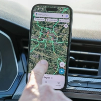 Navi ja – Rumdrücken nein. Auch in der Halterung ist das Smartphone eine Ablenkung, wenn man während der Fahrt darauf tippt. Besser: vor Fahrtstart alles einstellen. (Foto: Jan Woitas/dpa/dpa-tmn)