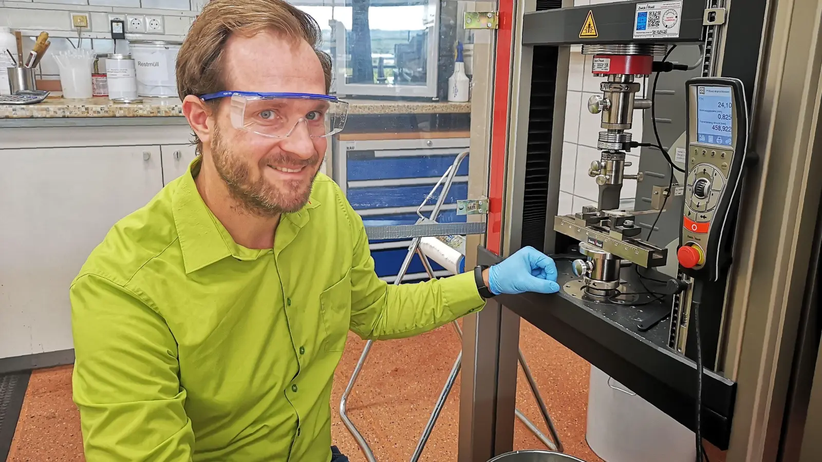 Zu den Routineaufgaben der Entwicklungsabteilung gehört das Testen der Kunststoffmischungen. Das Foto zeigt Clemens Saalbach an der Universalprüfmaschine. (Foto: Jürgen Binder)