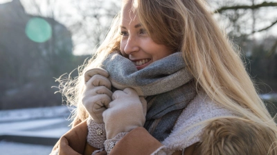 Entspannt statt gestresst - es gibt Strategien, die Beschäftigten dabei helfen, besser durch den Joballtag zu kommen. (Foto: Christin Klose/dpa-tmn)