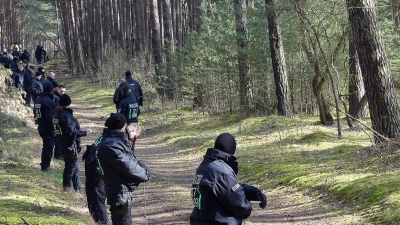 Zahlreiche Einsatzkräfte der Polizei durchsuchen im Vermisstenfall „Inga“ erneut ein Gebiet im Landkreis Stendal. (Foto: Florian Voigt/dpa-Zentralbild/dpa)