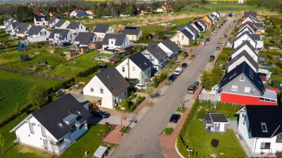 Einfamilienhäuser in Leipzig: Die Nachfrage nach Eigenheimen ist hoch, aber die Zinsen steigen. (Archivbild) (Foto: Jan Woitas/dpa-Zentralbild/dpa)