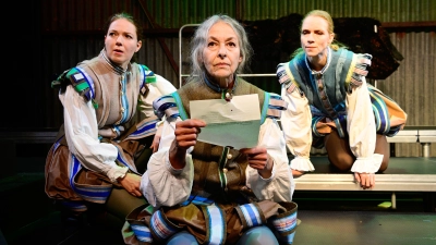 Drei für Kleists Kohlhaas (von links): Undine Schmiedl, Nicole Schneider und Sophie Weikert. (Foto: Jim Albright)