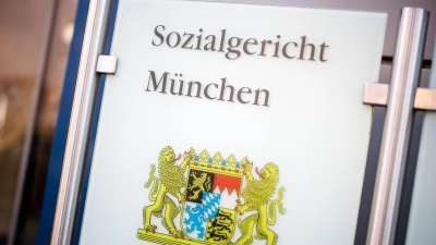 Die Sozialgerichte in Bayern müssen immer mehr Klagen bearbeiten. (Archivbild) (Foto: Matthias Balk/dpa)