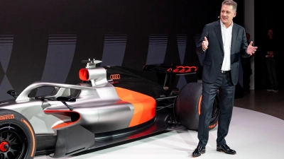 Audi-Boss Gernot Döllner vor seinem neuen Schmuckstück. (Foto: Daniel Karmann/dpa)