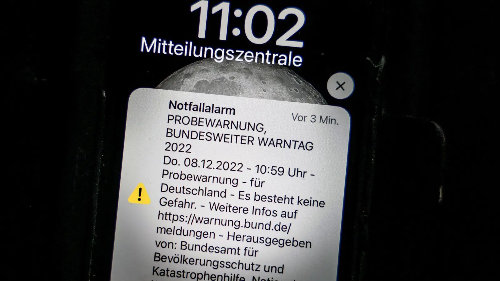 Eine Probewarnung, die über Cell Broadcasting versandt wurde, als Push-Nachricht auf einem Smartphone. (Foto: Oliver Berg/dpa)