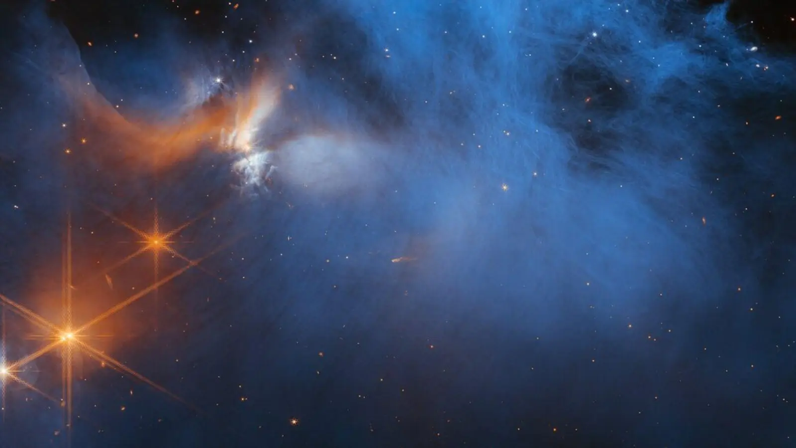 Das „James Webb“-Weltraumteleskop der NASA/ESA/CSA zeigt die zentrale Region der dunklen Molekülwolke Chamäleon I, die sich in 630 Lichtjahren Entfernung befindet. (Foto: -/NASA/ESA/CSA/M. Zamani (ESA/Webb)/M. K. McClure (Leiden Observatory)/F. Sun (Steward Observatory)/Z. Smith (Open University)/Ice Age ERS Team/dpa)