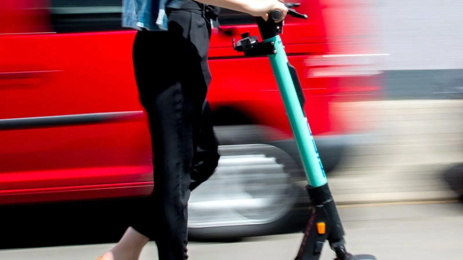 E-Scooter können nicht nur beim Fahren Schäden verursachen. (Foto: Hauke-Christian Dittrich/dpa)
