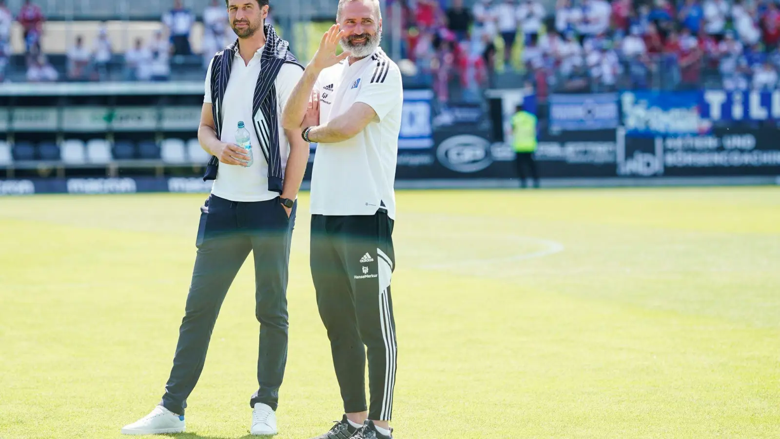 HSV-Sportdirektor Jonas Boldt (l) und Trainer Tim Walter stehen vor dem letzten Saisonspiel auf dem Spielfeld. (Foto: Uwe Anspach/dpa)