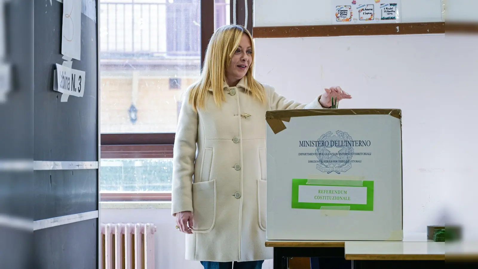 Ministerpräsidentin Giorgia Meloni bei der Stimmabgabe. (Foto: Valentina Stefanelli/LaPresse/AP/dpa)