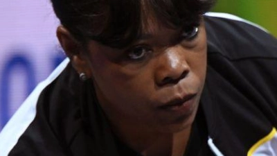 Trainerin LaPrise Harris-Williams kümmert sich um Helen Kevric. (Foto: Marijan Murat/dpa)