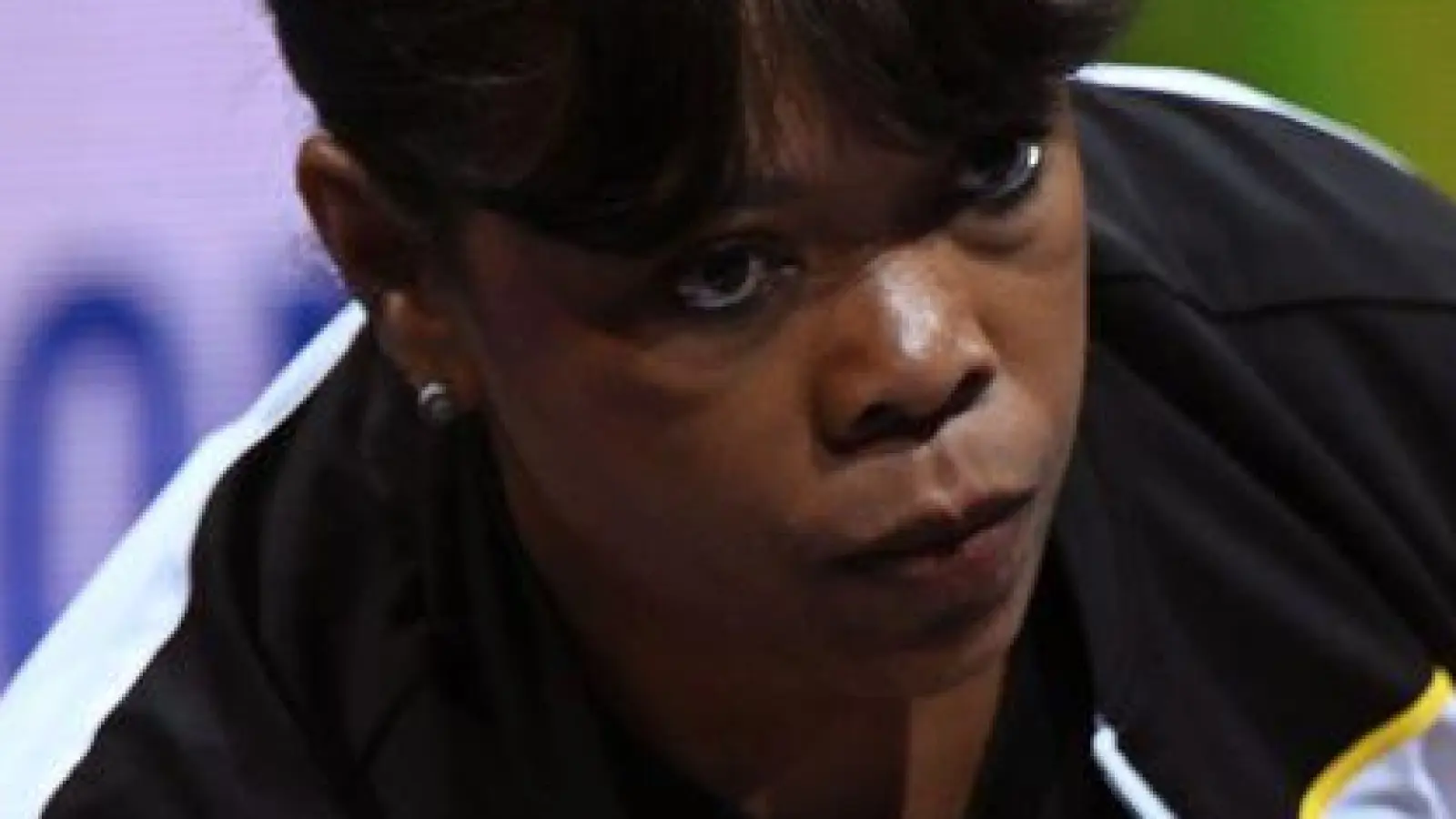 Trainerin LaPrise Harris-Williams kümmert sich um Helen Kevric. (Foto: Marijan Murat/dpa)