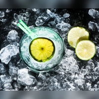 Wasser mit Geschmack im Trend: Viele Getränke werden mit Vitaminen und Pflanzenextrakten beworben, bieten aber oft nur wenige gesundheitliche Vorteile. Selbstgemacht ist auf jeden Fall günstiger. (Foto: Franziska Gabbert/dpa-tmn)