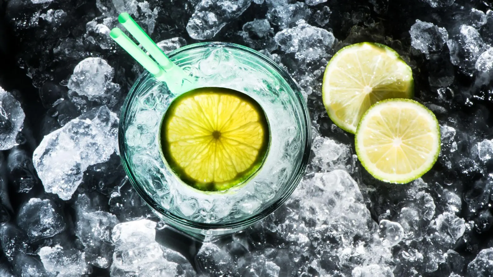 Wasser mit Geschmack im Trend: Viele Getränke werden mit Vitaminen und Pflanzenextrakten beworben, bieten aber oft nur wenige gesundheitliche Vorteile. Selbstgemacht ist auf jeden Fall günstiger. (Foto: Franziska Gabbert/dpa-tmn)