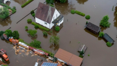 Viele Teile Süddeutschlands haben mit Überschwemmungen zu kämpfen - so auch Dinkelscherben im schwäbischen Landkreis Augsburg. (Foto: Sven Grundmann/NEWS5/dpa)