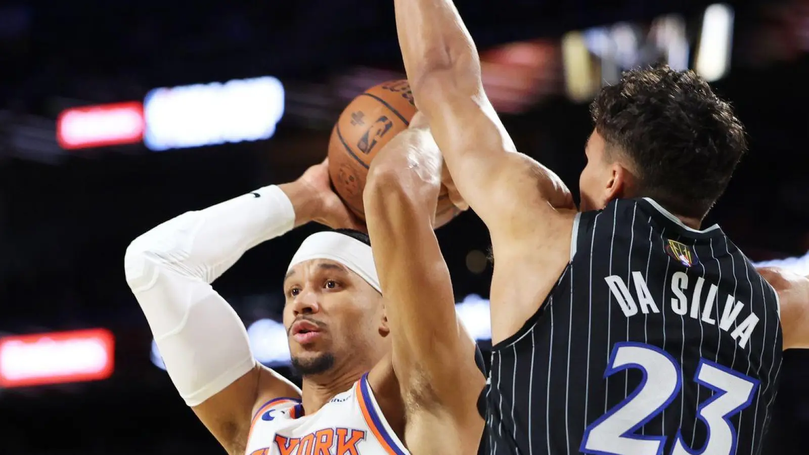 Orlandos Tristan da Silva (l) wehrte sich vergeblich gegen Josh Hart und die Knicks. (Foto: Ronda Churchill/AP/dpa)