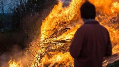 Wer ein Osterfeuer veranstaltet, sollte eine Feuerstelle finden, die nicht zu nah an Bäumen, Häusern oder Straßen liegt. (Foto: Caroline Seidel/dpa/dpa-tmn/Archiv)