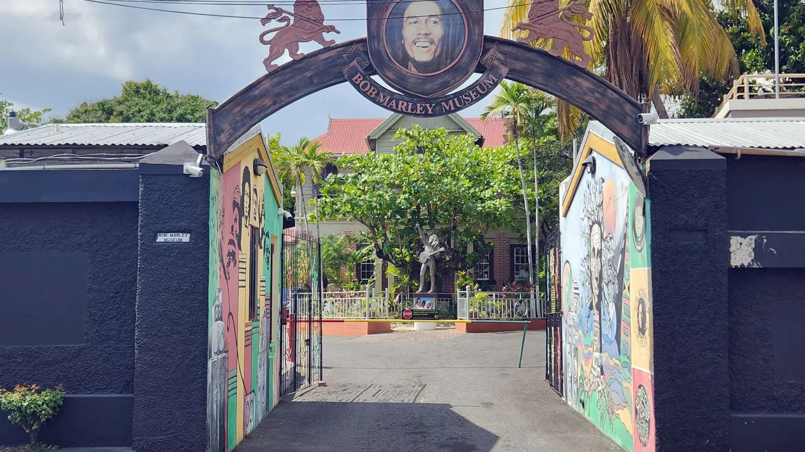 Der Eingang zum Bob Marley Museum in Kingston. (Foto: Nick Kaiser/dpa)