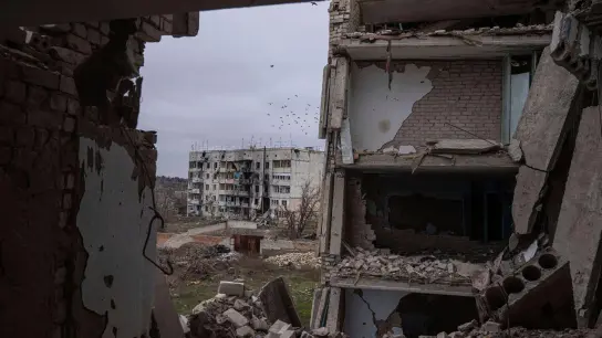 Ein nach den Kämpfen zwischen russischen und ukrainischen Streitkräften zerstörtes Hochschul-Gebäude in der kürzlich zurückeroberten Stadt Arhanhelske. (Foto: Evgeniy Maloletka/AP/dpa)