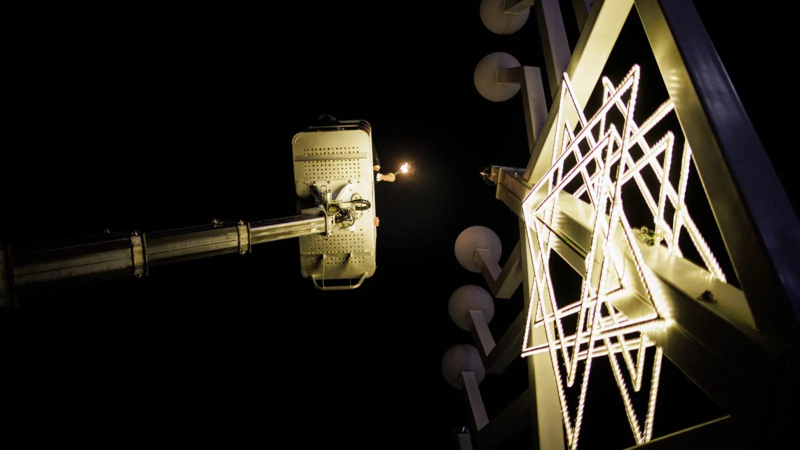 In München sollte am Montagnachmittag die erste Kerze am Chanukka-Leuchter entzündet werden. (Symbolbild) (Foto: Carsten Koall/dpa)