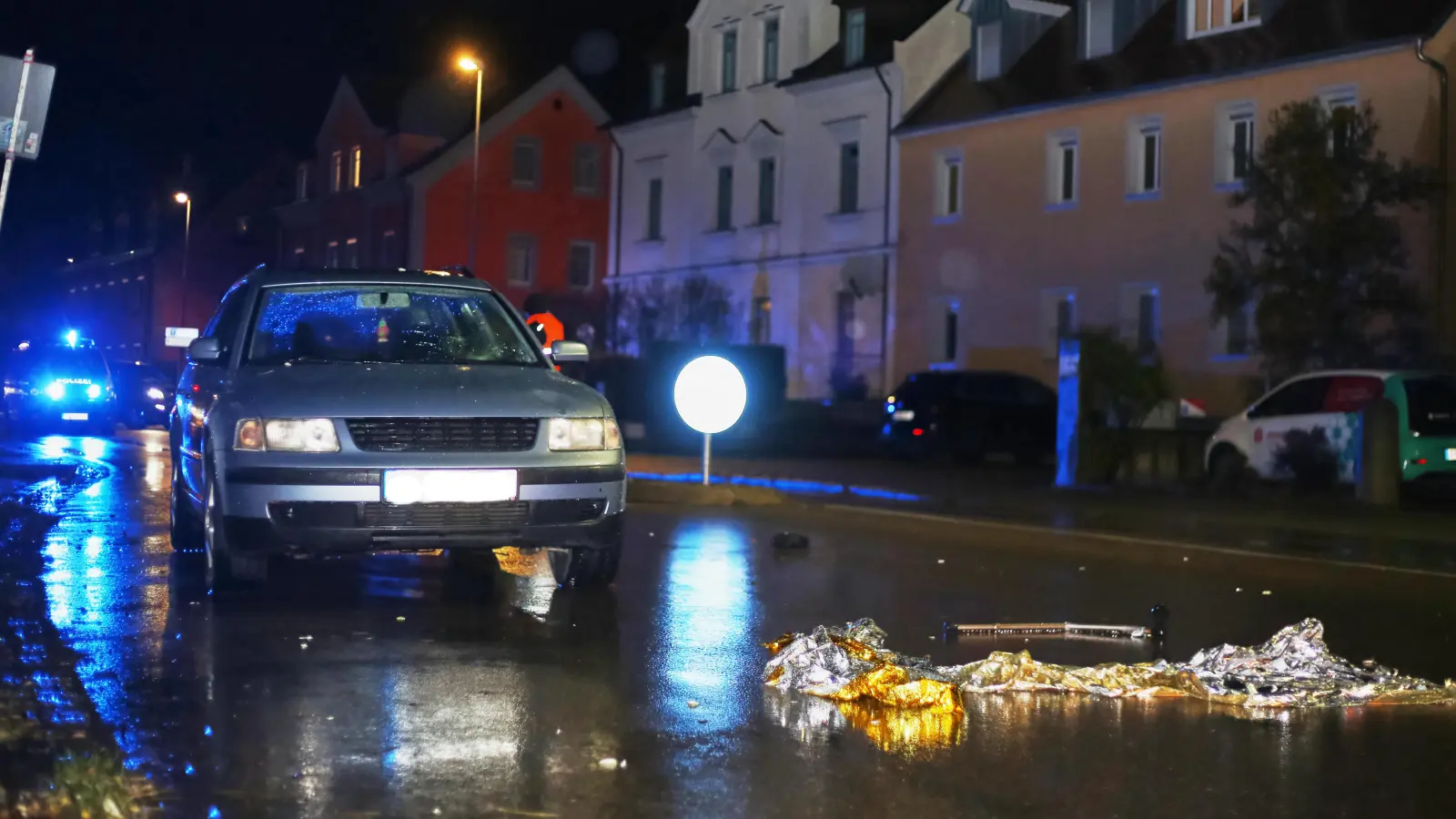 Es regnete stark, als der Passat die 90-Jährige beim Überqueren der Straße erfasste. (Foto: Tizian Gerbing)