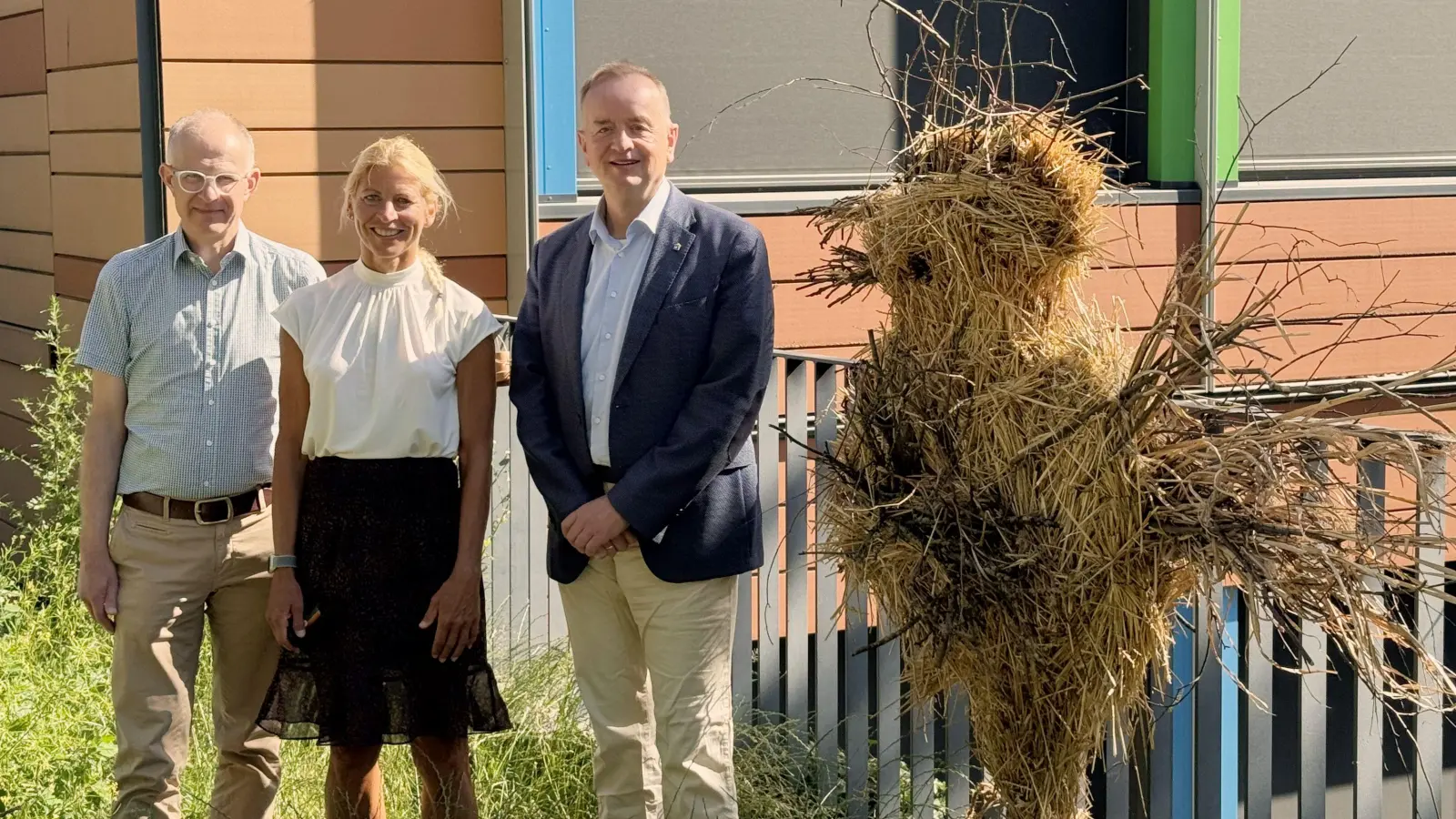 Zu den Aktionen der Schule zählt ein Natur-Projekt mit dem Titel „Schau hin – mach’s nach“. Mit dabei ist ein Hahn aus Stroh, an dem sich OB Thomas Deffner, Schulleiterin Susanne Britz und Lehrer Georg Rohse versammelten (von rechts). Sie sprachen über die neue fünfte Klasse. (Foto: Oliver Herbst)