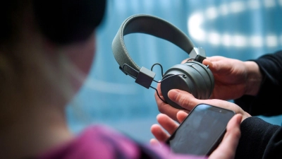 Kein Kabel mehr nötig: Mit zwei Bluetooth-Kopfhörern kann man gemeinsam Musik hören. (Foto: Zacharie Scheurer/dpa-tmn/dpa)