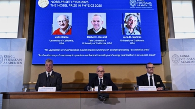 Den Nobelpreis für Physik erhalten 2025 die Quantenphysiker John Clarke, Michel Devoret und John Martinis.  (Foto: Claudio Bresciani/TT News Agency/AP/dpa)