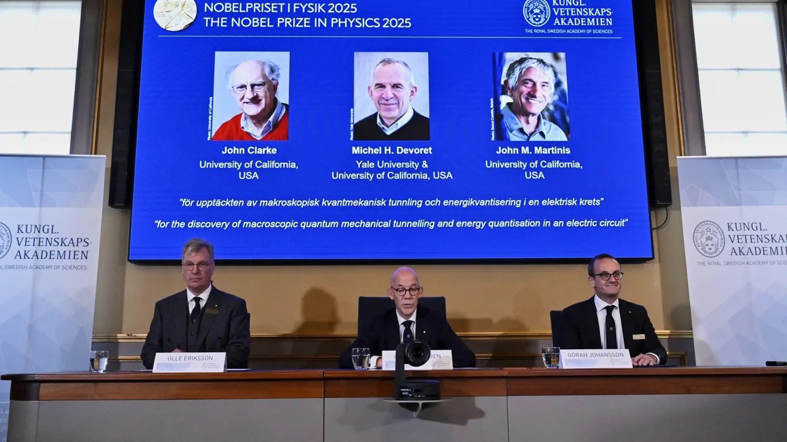 Den Nobelpreis für Physik erhalten 2025 die Quantenphysiker John Clarke, Michel Devoret und John Martinis.  (Foto: Claudio Bresciani/TT News Agency/AP/dpa)