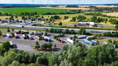 Idyllisch: So schön wie es auf dieser Rastanlage aus der Luft aussieht, geht es nicht immer zu - denn manchmal herrscht richtig Hochbetrieb und Parkplätze sind dann Mangelware. (Foto: Patrick Pleul/dpa/dpa-tmn)