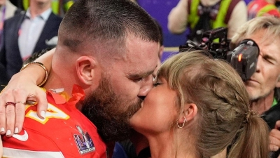 Taylor Swift küsst Travis Kelce nach dem Sieg beim Super Bowl. (Foto: John Locher/AP/dpa)
