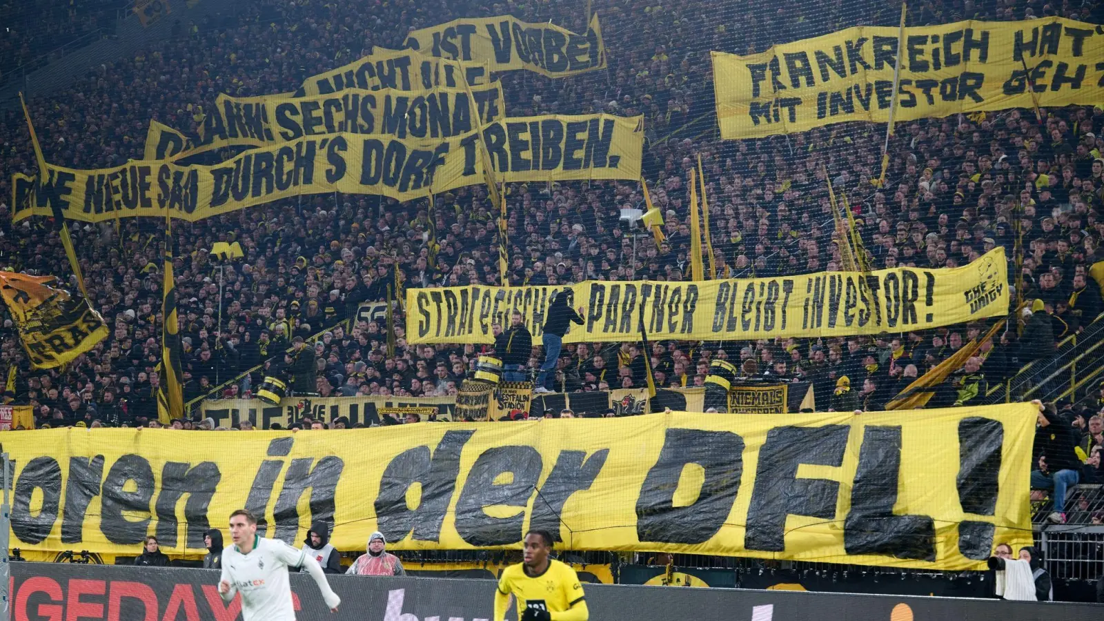 Dortmunds Fans demonstrieren gegen Investoren in der DFL. (Foto: Bernd Thissen/dpa)