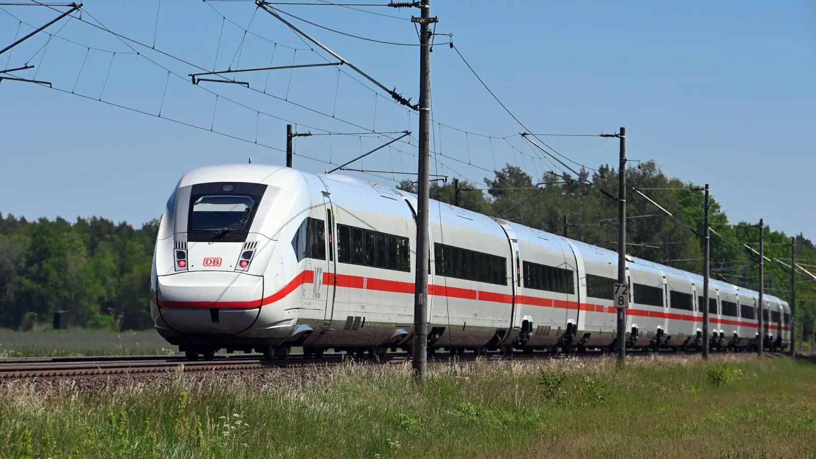 Die Züge der Bahn rollen wieder. (Foto: Soeren Stache/dpa-Zentralbild/dpa)