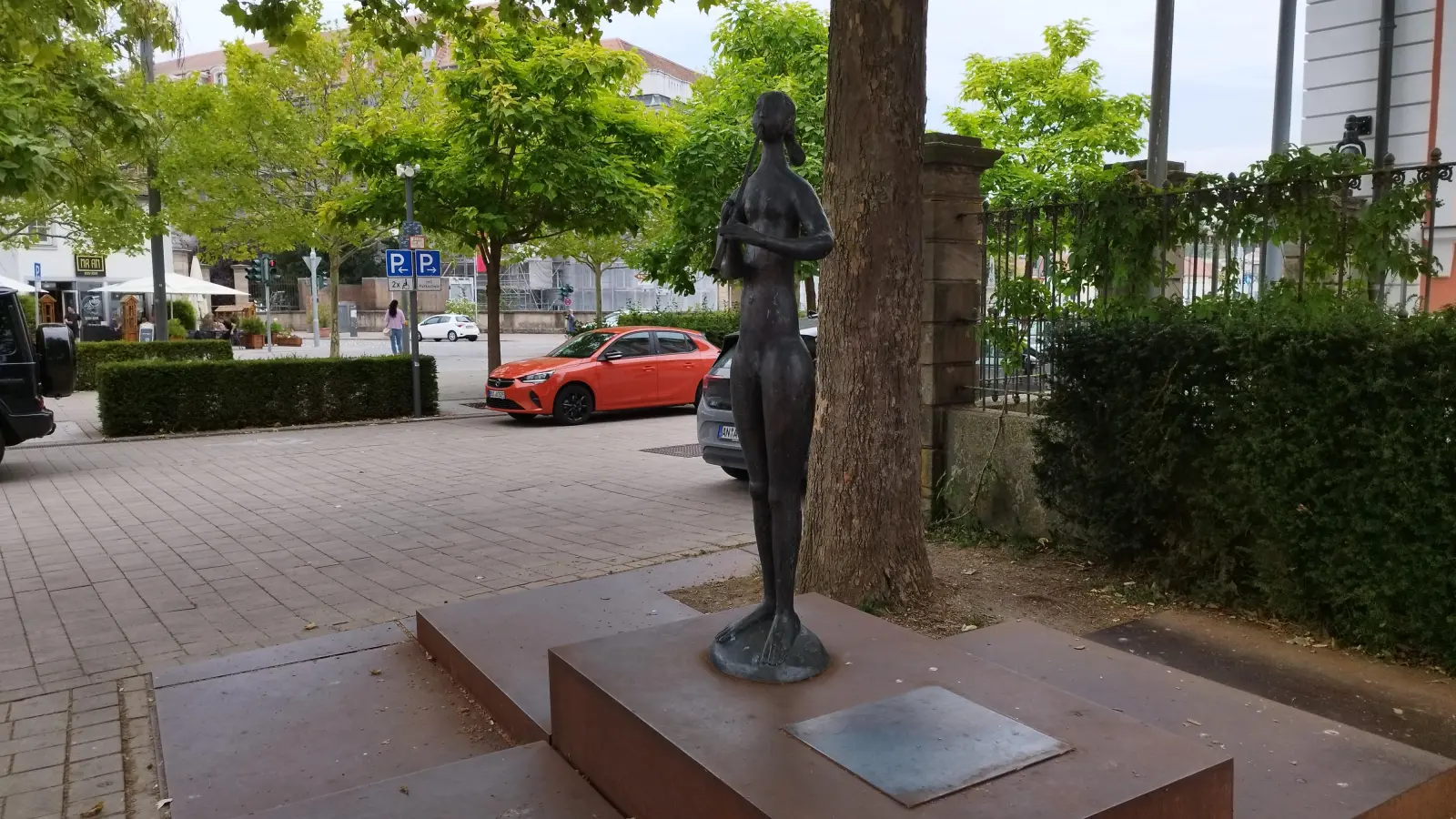 Eine kleine Platte zeigt den Standort der zweiten Figur. Sie soll nach der Reparatur wieder aufgestellt werden. (Foto: Robert Maurer)