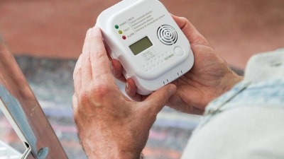Ein kleines Gerät, das Leben retten kann: Schlägt der Kohlenmonoxid-Melder Alarm, sollte man Wohnung oder Haus verlassen. (Foto: Christin Klose/dpa-tmn/Illustration)