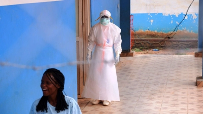 Die ersten Patienten sind in Medikamententests eingeschrieben. (Archivbild) (Foto: Dirole Lotsima Dieudonne/AP/dpa)