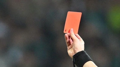 Dreimal zog der Schiedsrichter Rot. (Foto: Carmen Jaspersen/dpa)
