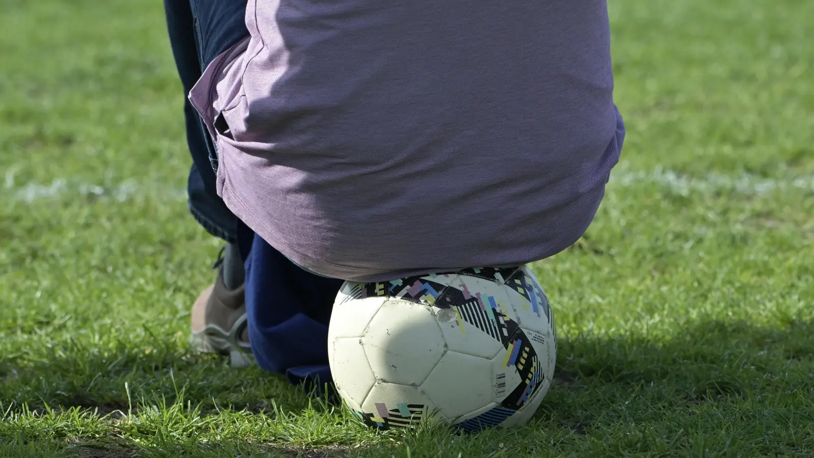 Ein Ball kann auch als Sitzgelegenheit dienen (gesehen beim U19-Pokalfinale zwischen der SG Weigenheim und dem BSC Woffenbach). (Foto: Martin Rügner)