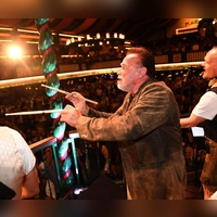 „Terminator“ Arnold Schwarzenegger dirigiert im Marstall-Festzelt. (Foto: Felix Hörhager/dpa)