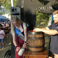 Bierkönigin Maria I.und Braumeister&nbsp;Friedrich Pehl beim Anstich. Nach zwei Schlägen konnte die Bierkönigin die erste Maß Freibier ausschenken. (Foto: Karl-Heinz Gisbertz)