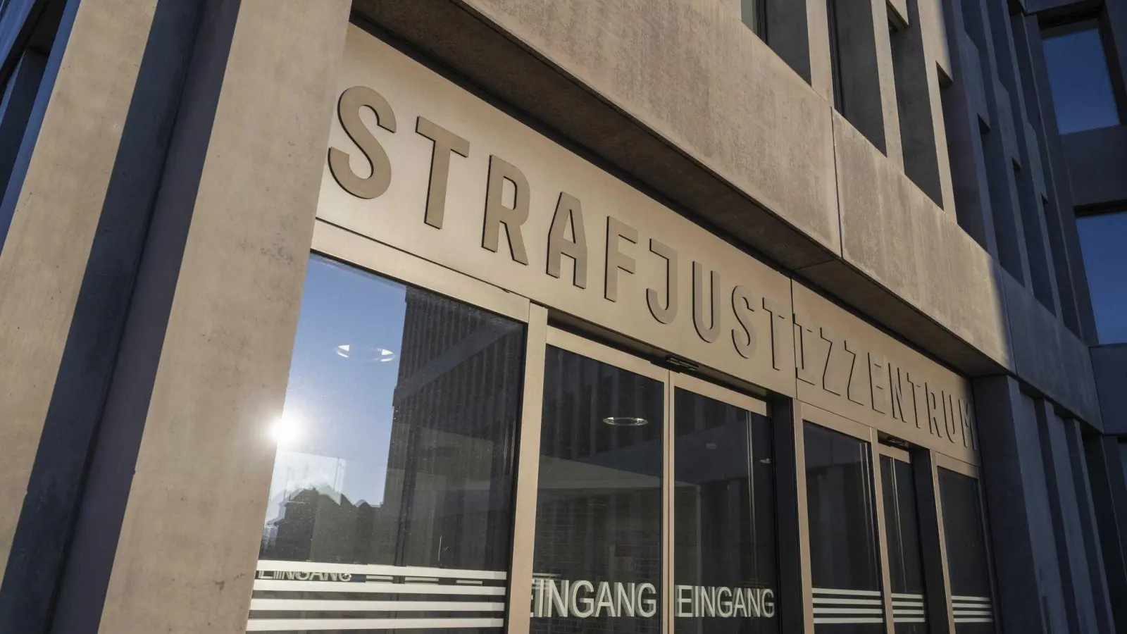 Ein 44-Jähriger ist in der Schweiz wegen eines Femizids zu lebenslanger Haft verurteilt worden. (Symbolbild) (Foto: Urs Flueeler/KEYSTONE/dpa)