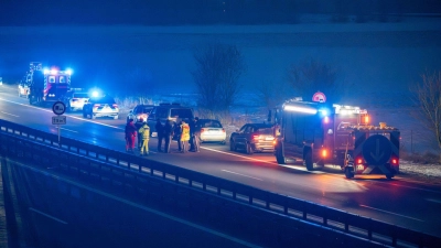 Am Morgen staute sich der Verkehr auf der Autobahn und auf der nahen Bundesstraße 8. (Foto: NEWS5 / Lars Haubner/NEWS5/dpa)