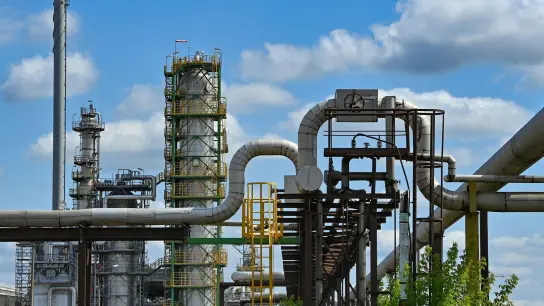 Anlagen zur Rohölverarbeitung auf dem Gelände der PCK-Raffinerie GmbH in Brandenburg: Der Ölpreis sinkt. (Foto: Patrick Pleul/dpa)