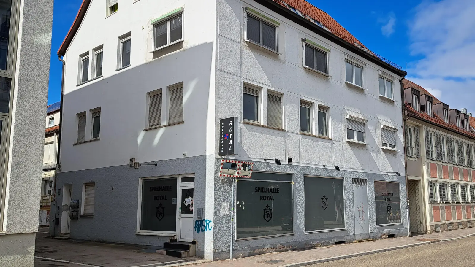 Die Spielhalle im Erdgeschoss des Anwesens Bischof-Meiser-Straße 18 ist von der Entscheidung des Stadtrates betroffen. Unter anderem die Nähe zum Platen-Gymnasium wurde als Begründung angeführt. (Foto: Florian Schwab)