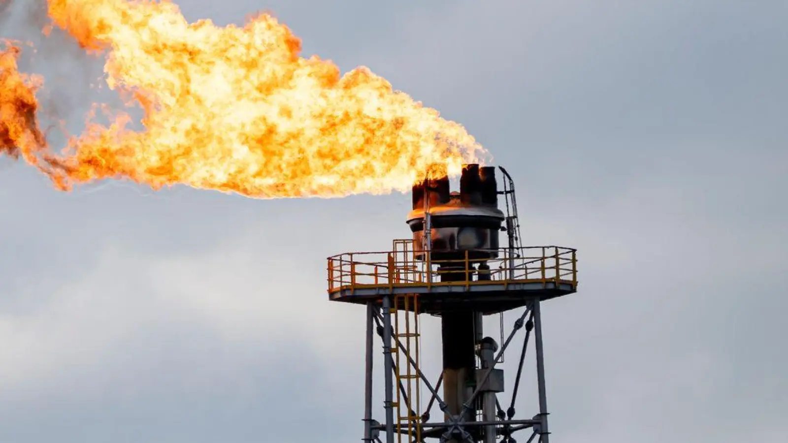 Kann sich der Konflikt auf die Versorgung mit Öl und Gas auswirken? (Symbolbild)  (Foto: Fabian Sommer/dpa)