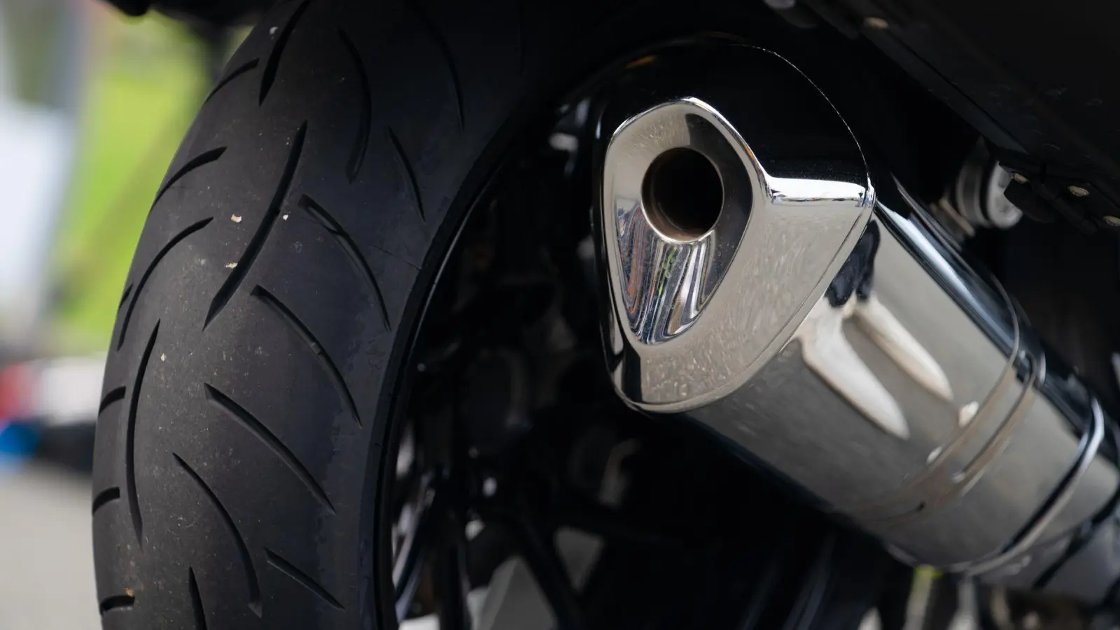 Der eifersüchtige Motorradfahrer folgt dem jungen Paar und attackiert schließlich den Fahrer des anderen Motorrads. (Symbolbild) (Foto: Nicolas Armer/dpa)